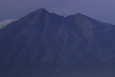Telemoyo Dağı İkiz Tepeleri Yemyeşil yamaçları ve Mavi Pusuyla