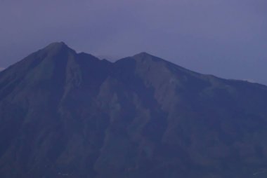 Telemoyo Dağı Volkanik Tepesi Açık Mavi Gökyüzü Altında Yeşil Yamaçlı
