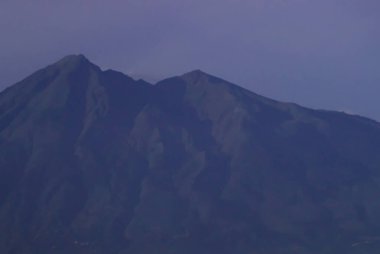 Telemoyo Dağı İkiz Tepeleri Alacakaranlıkta Mavi Sisli