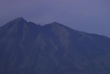 Telemoyo Dağı İkiz Tepeleri Mavi Alacakaranlık Atmosferinde Siluet