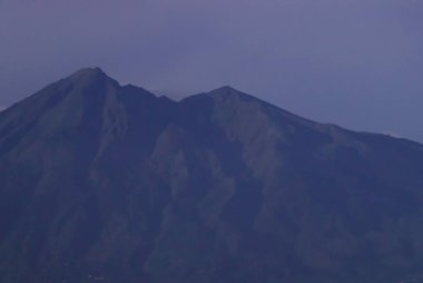 Twin Peak Volkanik Dağ Silueti Mavi Alacakaranlık Pusulasında