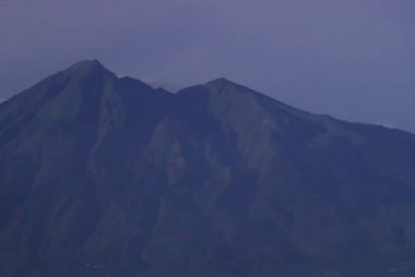 Telomoyo Dağı İkiz Tepesi Mavi Alacakaranlık Atmosferi, Orta Java Endonezya