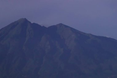 Mavi Saatteki Telomoyo Dağı İkiz Tepeleri Puslu Atmosferik Manzara, Merkezi Java Endonezya