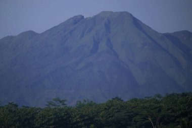 Telemoyo Dağı Volkanik Zirvesi Orta Cava Endonezya 'daki Tropikal Ormanın Üzerinde