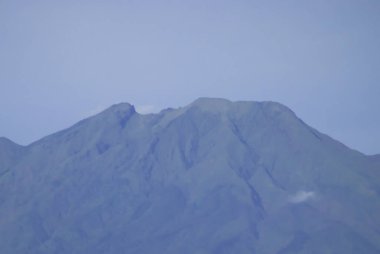 Merkezi Java Endonezya 'da ince bulutlu Telemoyo Volkan Tepesi ve Açık Gökyüzü