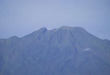Telemoyo Dağı Volkan Zirvesi Orta Java Endonezya 'da Geniş Bulutlar ve Açık Mavi Gökyüzü