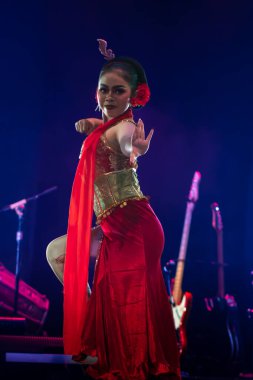 Yogyakarta, Endonezya, 3 Aralık 2025, Kembang Tanjung Geleneksel Dans Gösterisi Zarif El Teknikleri ve Dramatik Sahne Atmosferi