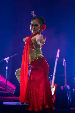 Yogyakarta, Endonezya, 3 Aralık 2025, Kembang Tanjung Geleneksel Dans Gösterisi Etkileyici El Tekniği ve Dramatik Sahne Işığı