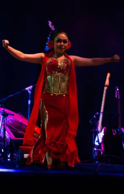 Yogyakarta, Endonezya, 3 Aralık 2025, Cianjur 'dan Kembang Tanjung Geleneksel Sundanese Dansı Etkileyici Sahne Tekniği ile Kadın Dansçı