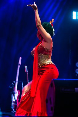 Yogyakarta, Endonezya, 3 Aralık 2025, Cianjur 'dan Kembang Tanjung Geleneksel Dans Zarif Yükseltilmiş Silah Tekniği ve Dramatik Sahne Işıklandırma