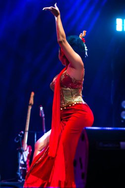 Yogyakarta, Endonezya, 3 Aralık 2025, Cianjur 'dan Kembang Tanjung Geleneksel Dans Zarif Yükseltilmiş Silah Tekniği ve Dramatik Sahne Atmosferi