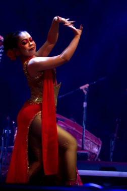 Yogyakarta, Endonezya, 3 Aralık 2025, Batı Java 'dan Kembang Tanjung Geleneksel Dans Rafine El Tekniği ve Zarif Kültürel Sahne Atmosferi