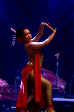 Yogyakarta, Endonezya, 3 Aralık 2025, Batı Java 'dan Kembang Tanjung Geleneksel Dans Performansı Zarif El Hareketleri ve Dramatik Sahne Işığı