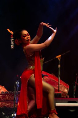 Yogyakarta, Endonezya, 3 Aralık 2025, Batı Java 'dan Kembang Tanjung Geleneksel Dans Zarif El Hareketleri ve Dramatik Kültürel Sahne Işığı