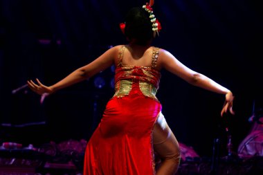 Yogyakarta, Endonezya, 3 Aralık 2025, Batı Java 'dan Kembang Tanjung Geleneksel Dans Arkadan Yakalandı Zarif Kol Uzatma ve Dramatik Sahne Işığı