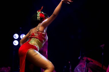 Yogyakarta, Endonezya, 3 Aralık 2025, Arka Görüş 'ten Kembang Tanjung Geleneksel Dans Performansı Kırmızı ve Altın Kostümlü Zarif Kadın Dansçıyı Gösteriyor