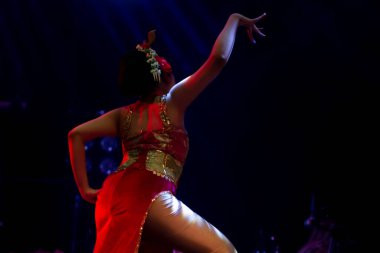 Yogyakarta, Endonezya, 3 Aralık 2025, Endonezya 'da Kembang Tanjung Geleneksel Dans Performansı Arka Açı, Zarif El Hareketleri, Zarif Kostüm ve Dramatik Sahne Işığı Gösterisinden Yakalandı