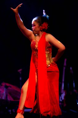 Yogyakarta, Endonezya, 3 Aralık 2025, Kembang Tanjung Geleneksel Dans Performansı Kırmızı ve Altın Kostümlü Kadın Dansçı