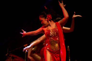 Yogyakarta, Endonezya, 3 Aralık 2025, Kembang Tanjung Kırmızı ve Altın Kostümlü Kadın Dansçıyla Geleneksel Dans Gösterisi Şık Kollar ve El Hareketleri Sahnede