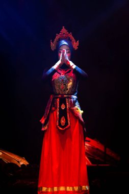 Mangastuti Geleneksel Dans, Grace ve Ruhani İfadeyi sembolize eder Dansçı Kadın Dansçı Dramatik Sahne Işığı, Yogyakarta, Endonezya, 3 Aralık 2025