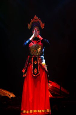 Mangastuti Geleneksel Dans Gösterisi ve Grace, 3 Aralık 2025 'te Dansçı Dansçı Dansçı ve Sahne Işığı, Yogyakarta, Endonezya