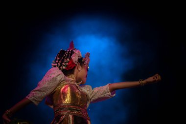 Endonezya 'nın Genişletilmiş Kollu Gesture ve Altın Kostümlü Geleneksel Dansı Sahne, Yogyakarta, Endonezya, 3 Aralık 2025