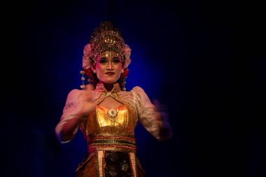 Endonezya Geleneksel Dans Performansı Hareket Bulanık El Hareketi ve Süslü Kostüm, Yogyakarta, Endonezya, 3 Aralık 2025