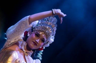 Endonezya Geleneksel Dans Kıvrımlı Kollu Hareketlerle Kapan ve Sahne, Yogyakarta, Endonezya, 3 Aralık 2025