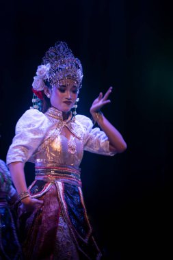 Endonezya Geleneksel Dans Performansı Zarif El Hareketi ve Gösterişli Kostüm Sahne, Yogyakarta, Endonezya, 3 Aralık 2025