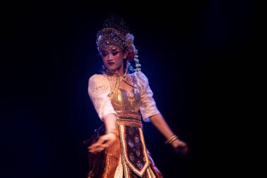 Endonezya Geleneksel Dans Performansı Zarif El Hareketi ve Süslü Kostüm, Yogyakarta, Endonezya, 3 Aralık 2025