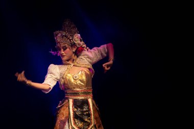 Dinamik Silah Hareketi ve Süslü Kostüm, Yogyakarta, Endonezya Geleneksel Dans Performansı, 3 Aralık 2025