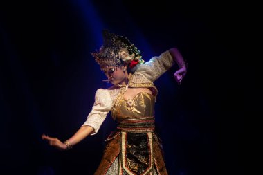 Endonezya Geleneksel Dans Performansı Etkileyici El Teknikleri ve Dramatik Sahne Işığı, Yogyakarta, Endonezya, 3 Aralık 2025