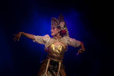 Endonezya Geleneksel Dans Gösterisi Zarif El Hareketleri ve Altın Kostüm, Yogyakarta, Endonezya, 3 Aralık 2025