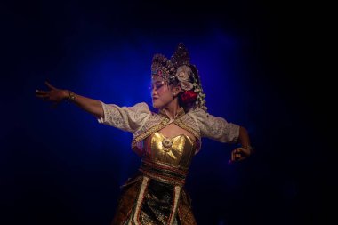 Endonezya Geleneksel Dans ve Zarif El Tekniği ve Altın Kostüm Sahne, Yogyakarta, Endonezya, 3 Aralık 2025