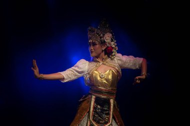 Endonezya Geleneksel Dans Performansı Zarif El Hareketi ve Altın Kostüm Sahne, Yogyakarta, Endonezya, 3 Aralık 2025