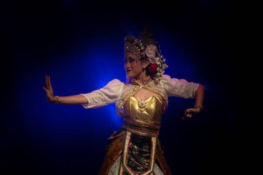 Endonezya Geleneksel Dans İfade Eden El Tekniği ve Sahne Altın Kostümü, Yogyakarta, Endonezya 3 Aralık 2025