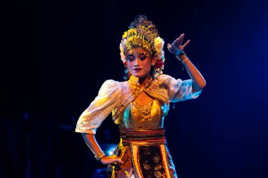 Endonezya Geleneksel Dans Performansı Zarif El Hareketi ve Gösterişli Kostüm Sahne, Yogyakarta, Endonezya, 3 Aralık 2025