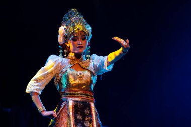 Endonezya Geleneksel Dans Gösterisi Zarif El Hareketi ve Dekoratif Kostüm, 3 Aralık 2025