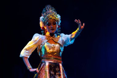 Endonezya Geleneksel Dans Gösterisi Zarif El Hareketi ve Süslü Kostüm Sahne, Yogyakarta, Endonezya, 3 Aralık 2025