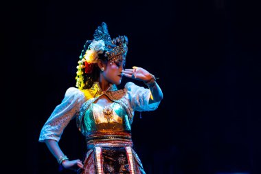 Endonezya Geleneksel Dans Performansı Rafine El Tekniği ve Süslü Sundan Kostümü Sahne, Yogyakarta, Endonezya, 3 Aralık 2025