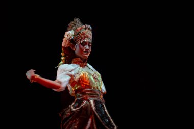 Endonezya Geleneksel Sundan Dans Gösterisi Zarif Silah Hareketi ve Karanlık Sahne Süslü Kostüm, Yogyakarta, Endonezya, 3 Aralık 2025