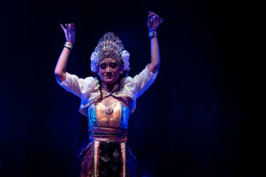 Endonezya Geleneksel Sundan Dans Performansı Yükseltilmiş Kollar Hareketi ve Karanlık Sahne Süslü Kostüm, 3 Aralık 2025