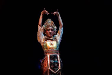 Yükseltilmiş Silah Gesture ile Endonezya Geleneksel Dansı ve Karanlık Sahne, Yogyakarta, Endonezya, 3 Aralık 2025