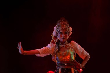 Endonezya Geleneksel Dans İfade Eden El Hareketleri ve Dramatik Sahne Işığı, Yogyakarta, Endonezya, 3 Aralık 2025