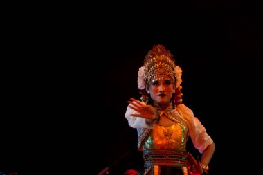 Endonezya Geleneksel Dans Gösterisi Zarif El Hareketi ve Süslü Headdress, Yogyakarta, Endonezya, 3 Aralık 2025