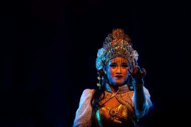 Endonezya Geleneksel Dans Performansı Süslü Kostüm ve İfade Eden El Hareketi Kadın Dansçısı, Yogyakarta, Endonezya, 3 Aralık 2025