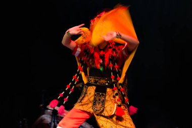 Tari Topeng Cirebon Geleneksel Maske Dansı Dinamik Kumaş Hareketi ve Dramatik Sahne Işığı, Yogyakarta, Endonezya, 3 Aralık 2025