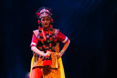 Tari Topeng Cirebon Geleneksel Dans Portresi Süslü Kostüm ve Dramatik Sahne Işığı, Yogyakarta, Endonezya, 3 Aralık 2025