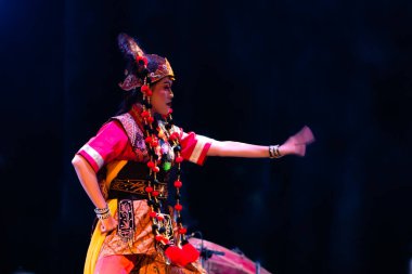 Tari Topeng Cirebon Geleneksel Dans Performansı Uzatılmış Kollar Hareketi ve Dramatik Sahne Işığı, Yogyakarta, Endonezya, 3 Aralık 2025