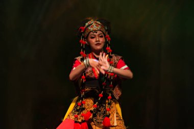 Tari Topeng Cirebon Geleneksel Dans Gösterisi Zarif El Hareketi ve Dramatik Sahne Işığı, Yogyakarta, Endonezya, 3 Aralık 2025